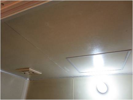 工事前の浴室天井・壁・床がクリーニングで除去できない汚れが目立ち、不快感があります。